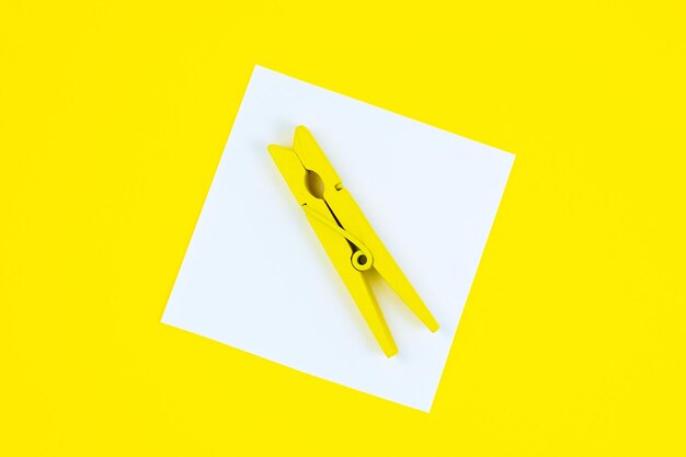 To Do List Sticker con molletta in legno giallo Primo piano di carta promemoria su sfondo giallo Copia spazio Minimalismo foto originale e creativa Sfondo verticale per smartphone