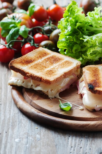 Toas con prosciutto e formaggio