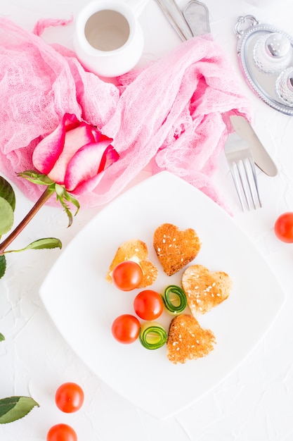 Toast a forma di cuore e verdure su un piatto