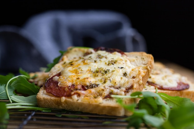 Toast al formaggio e salame