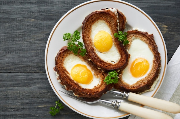 Toast al forno con ripieno di uova e prezzemolo fresco su un piatto