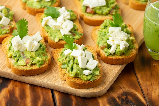 Toast al guacamole, cibo sano a basso contenuto di grassi