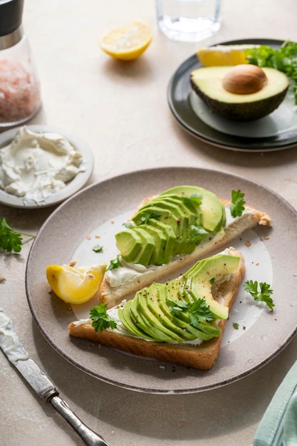 Toast all'avocado con crema di formaggio limone ed erbe aromatiche Cibo sano fatto in casa