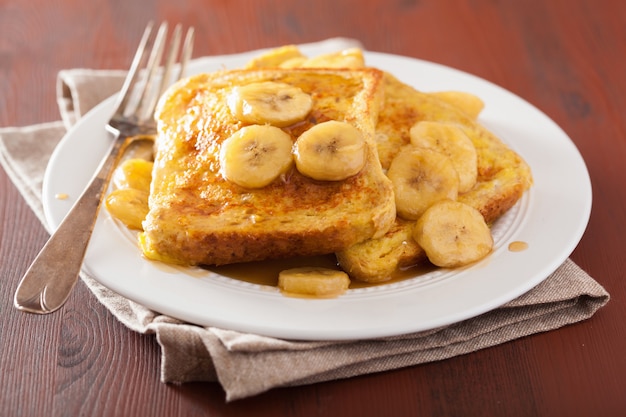 Toast alla francese con banana caramellata per colazione