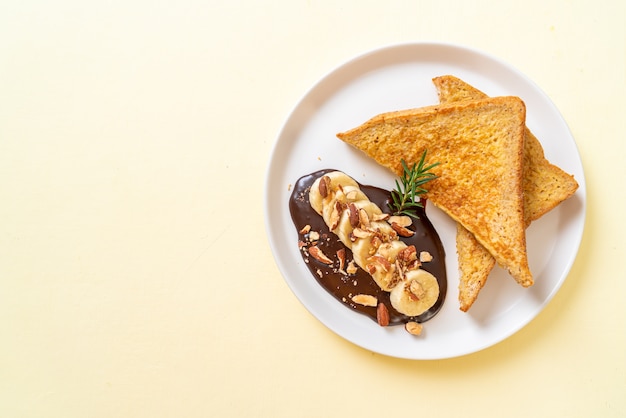 Toast alla francese con banana, cioccolato e mandorle per colazione