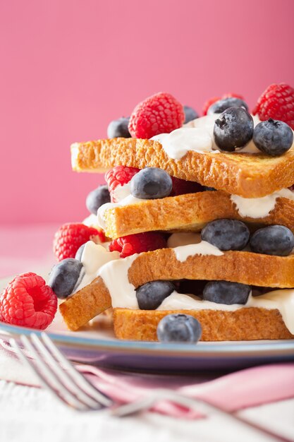 Toast alla francese con creme fraiche e frutti di bosco a colazione