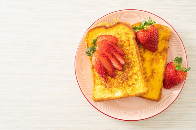 toast alla francese con fragole fresche sul piatto