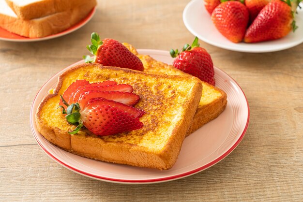 toast alla francese con fragole fresche sul piatto