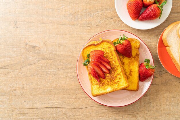 toast alla francese con fragole fresche sul piatto