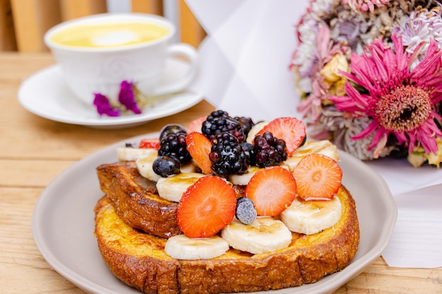 Toast alla francese con frutta, sano