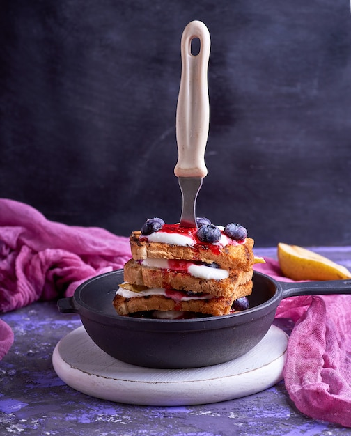 Toast alla francese con frutti di bosco