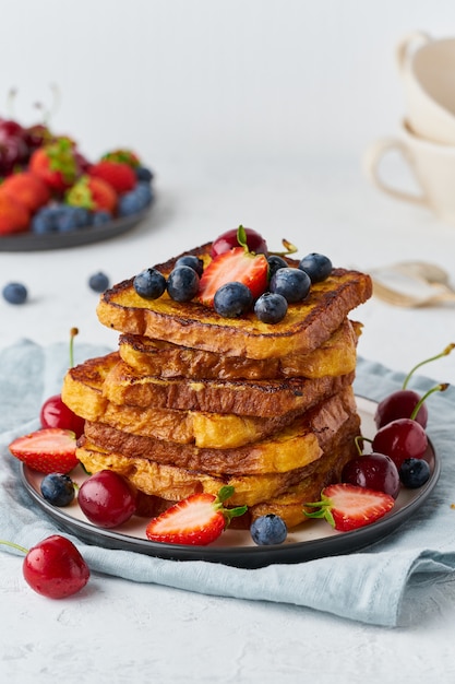 Toast alla francese con frutti di bosco