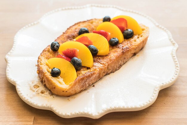 toast alla francese con pesche, fragole e mirtilli