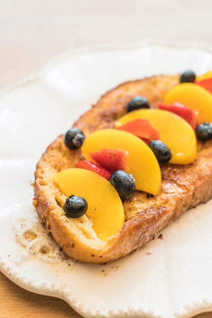 toast alla francese con pesche, fragole e mirtilli