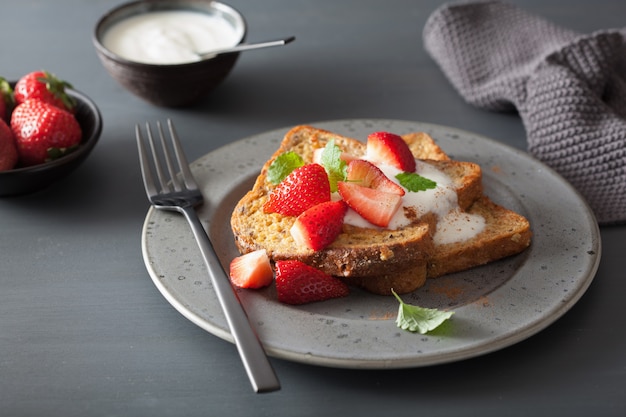 Toast alla francese con yogurt e fragole per colazione