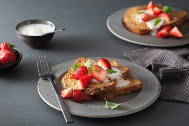 Toast alla francese con yogurt e fragole per colazione