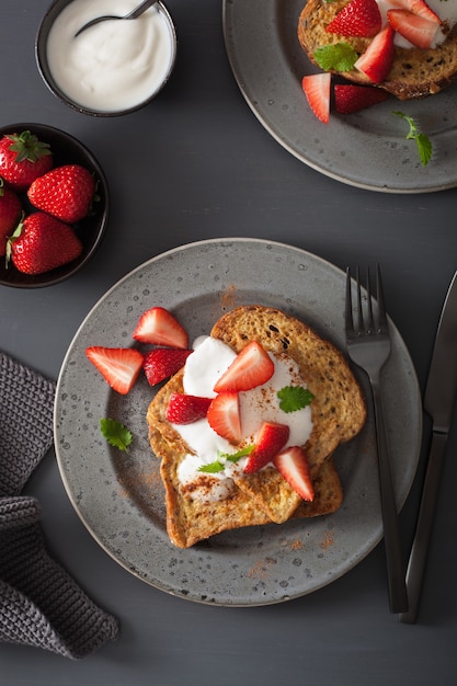 Toast alla francese con yogurt e fragole per colazione