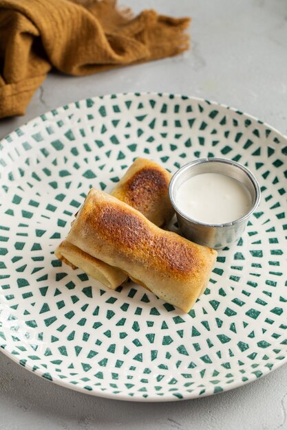 Toast alla francese Piatto con piastra rossa e bianca Toast alla francese con salsa di fragole Crepe Food