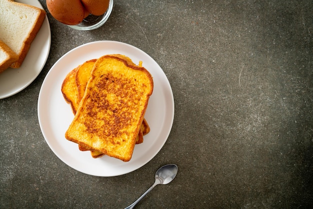 toast alla francese su piatto bianco per colazione?