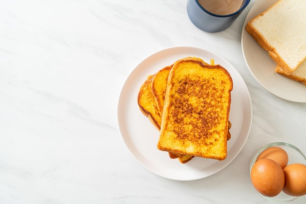 toast alla francese su piatto bianco per colazione?