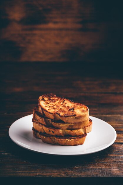 Toast alla francese sul piatto bianco