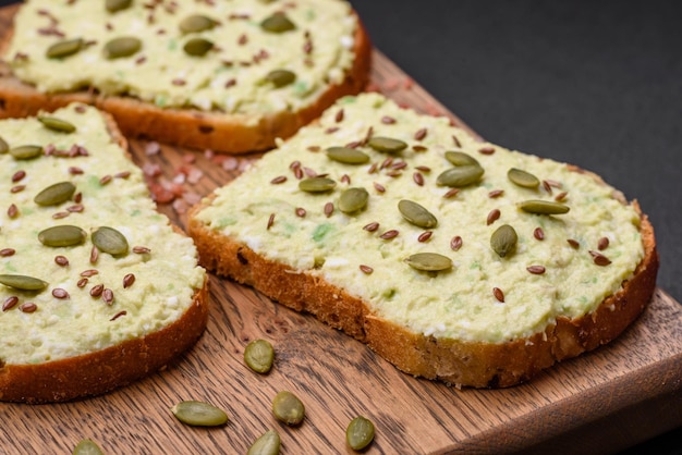 Toast alla griglia con pasta di avocado, uova, crema di formaggio, sale, spezie ed erbe aromatiche