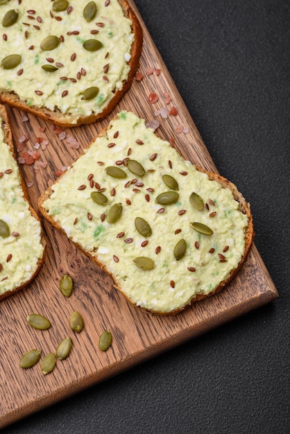 Toast alla griglia con pasta di avocado, uova, crema di formaggio, sale, spezie ed erbe aromatiche