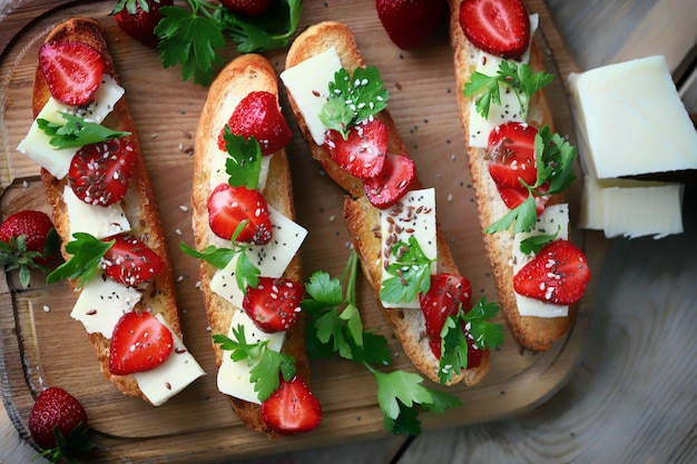 Toast alle fragole Cibo estivo salutare