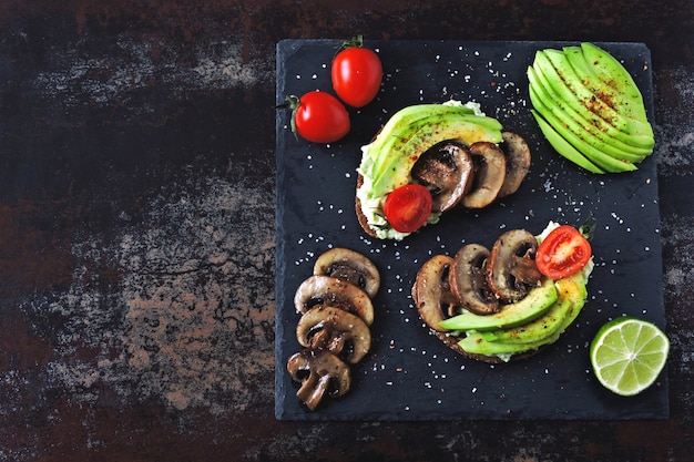 Toast avocado sani con funghi e pomodorini. Dieta Keto.