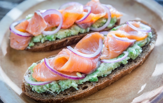 Toast con avocado e salmone affumicato