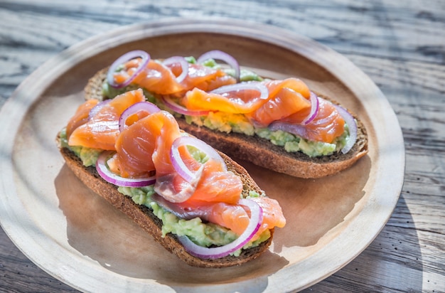 Toast con avocado e salmone affumicato