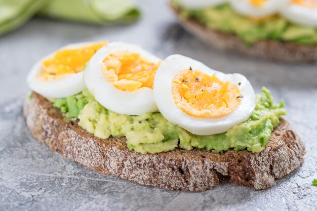 Toast con avocado e uovo