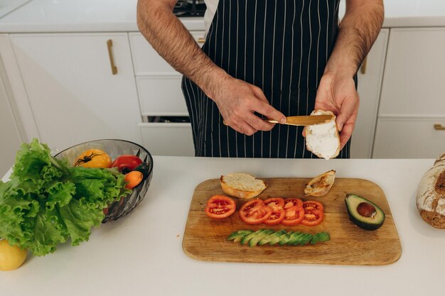 Toast con avocado in cucina Cucinare la colazione