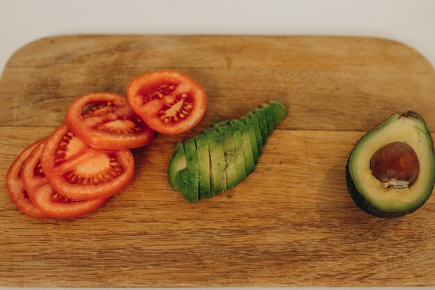 Toast con avocado in cucina Cucinare la colazione