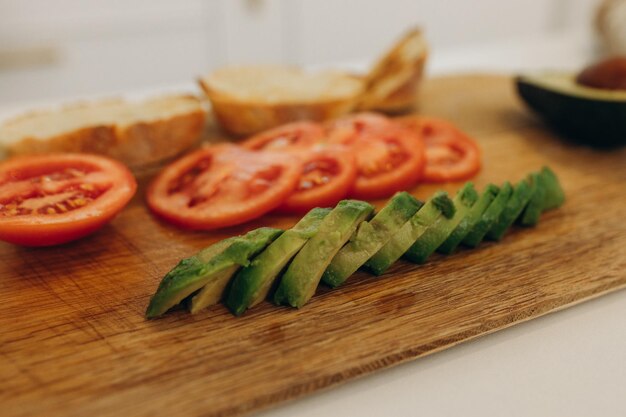 Toast con avocado in cucina Cucinare la colazione