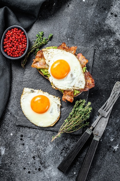 Toast con avocado, pancetta fritta e uovo