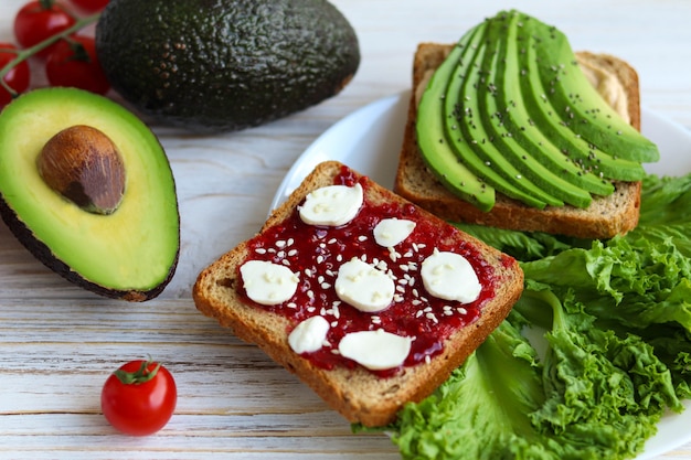 Toast con avocado per colazione, colazione salutare sul tavolo