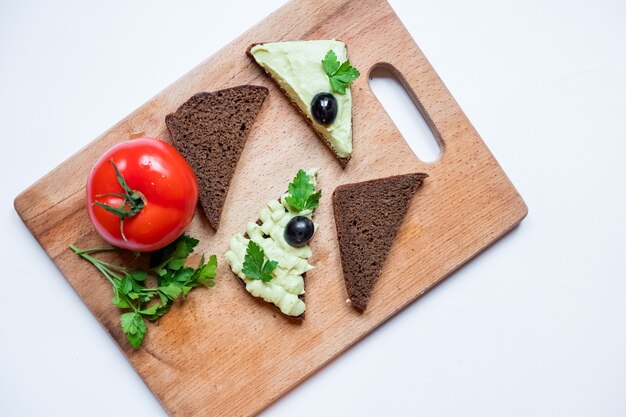 Toast con avocado, pomodorini freschi e spezie. vista dall'alto