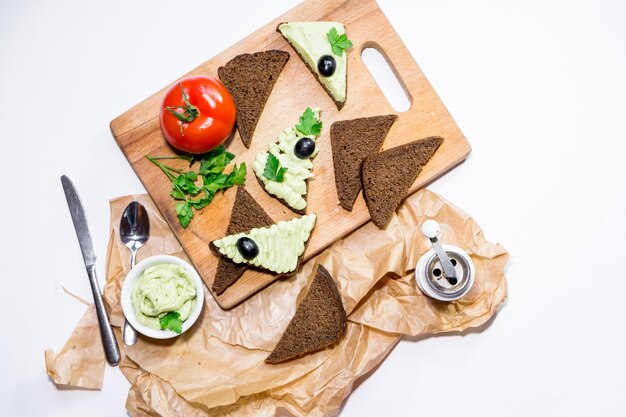 Toast con avocado, pomodorini freschi e spezie. vista dall'alto