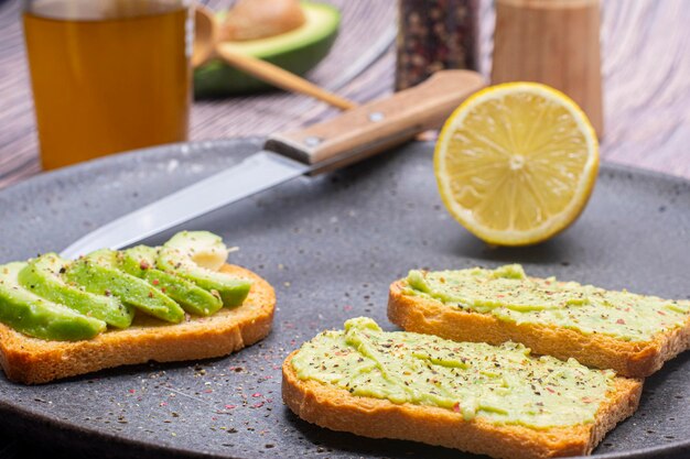 Toast con avocado