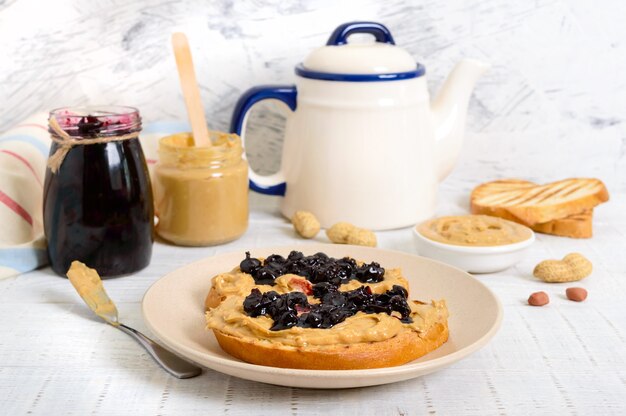 Toast con burro di arachidi e marmellata di frutti di bosco