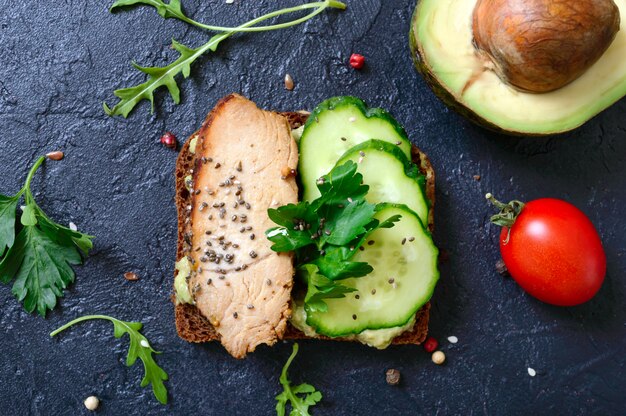 Toast con carne al forno, cetriolo fresco e patè di avocado. Panino utile Gustosa colazione Primo piano, vista dall'alto.