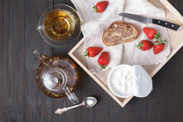 Toast con crema di cagliata e fragole fresche.