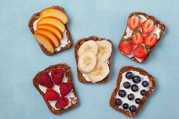 Toast con crema di formaggio e frutti di bosco freschi