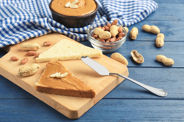Toast con delizioso burro di arachidi e noci su un tavolo di legno