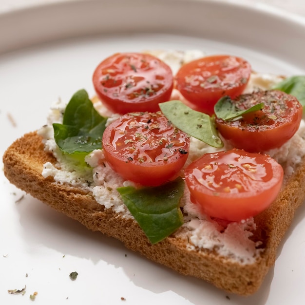 Toast con feta e pomodorini