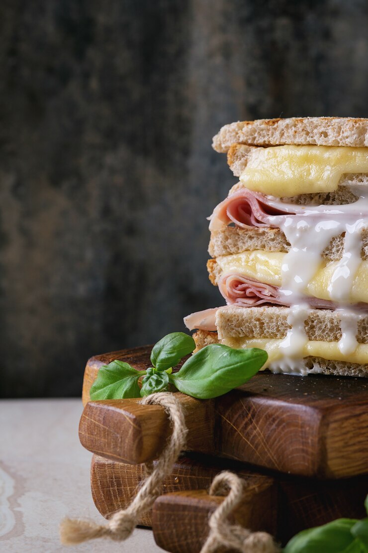 Toast con formaggio e prosciutto