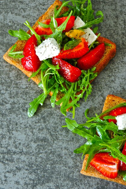 Toast con fragole e rucola.