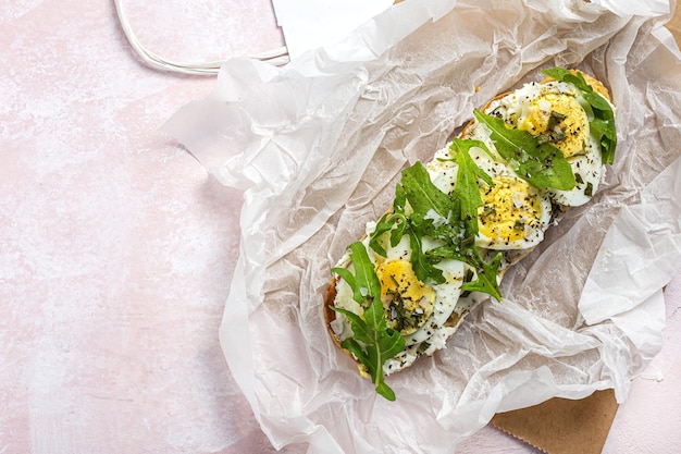 Toast con insalata di rucola e crema di formaggio e uovo sodo