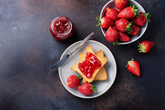 Toast con marmellata di fragole